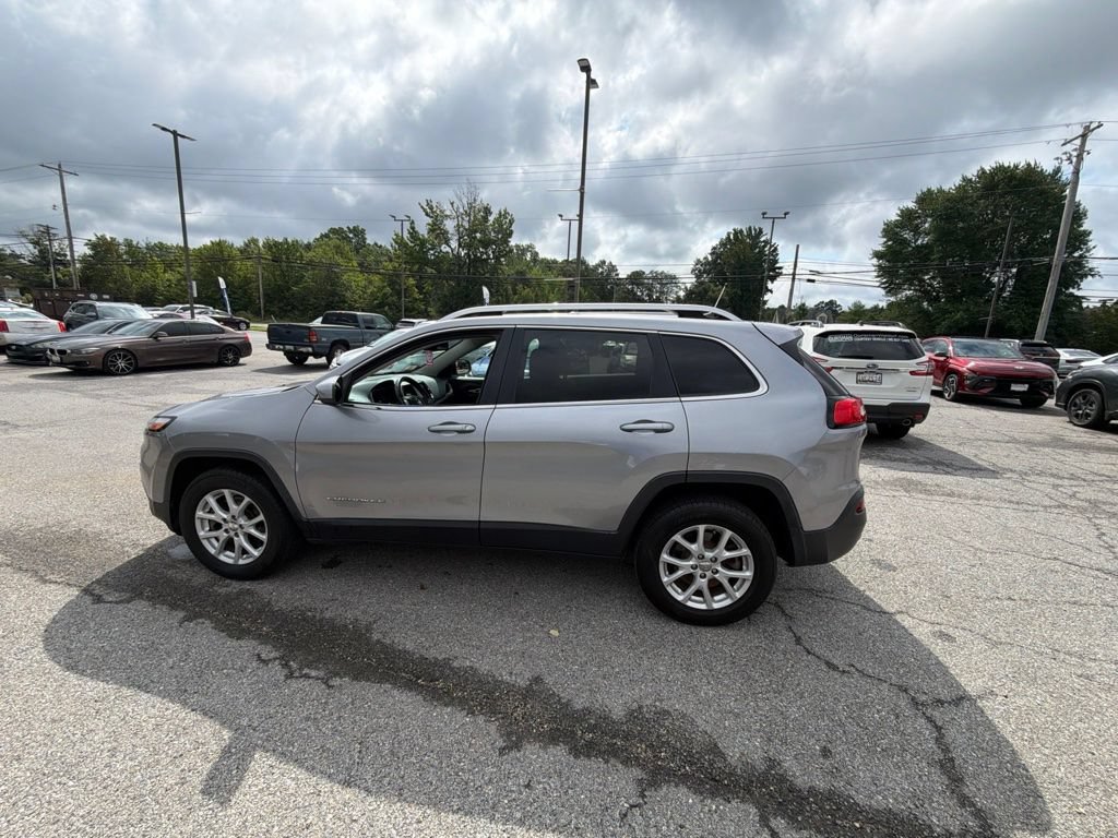 Used 2017 Jeep Cherokee Latitude w/ Cold Weather Group AWD/4WD image 9