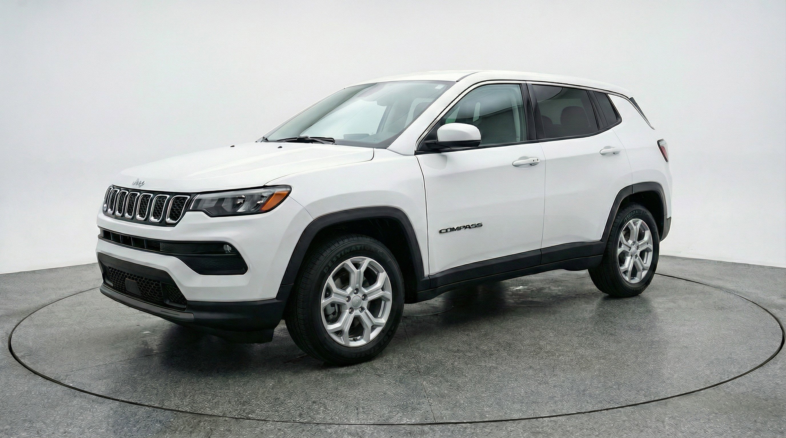 Used 2025 Jeep Compass Latitude AWD/4WD image 3