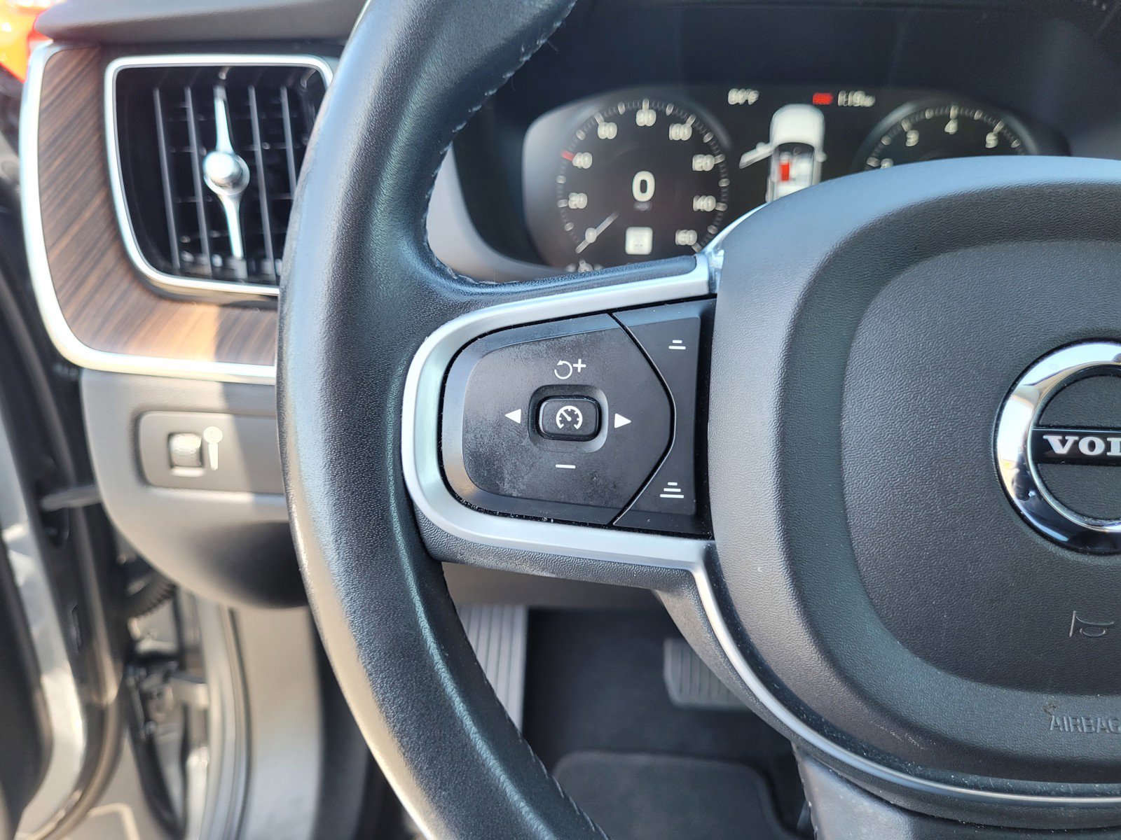 Used 2021 Volvo XC60 T5 Momentum image 21