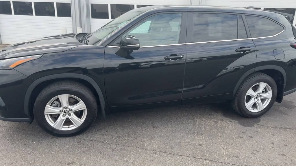 Used 2024 Toyota Highlander LE AWD/4WD image 8