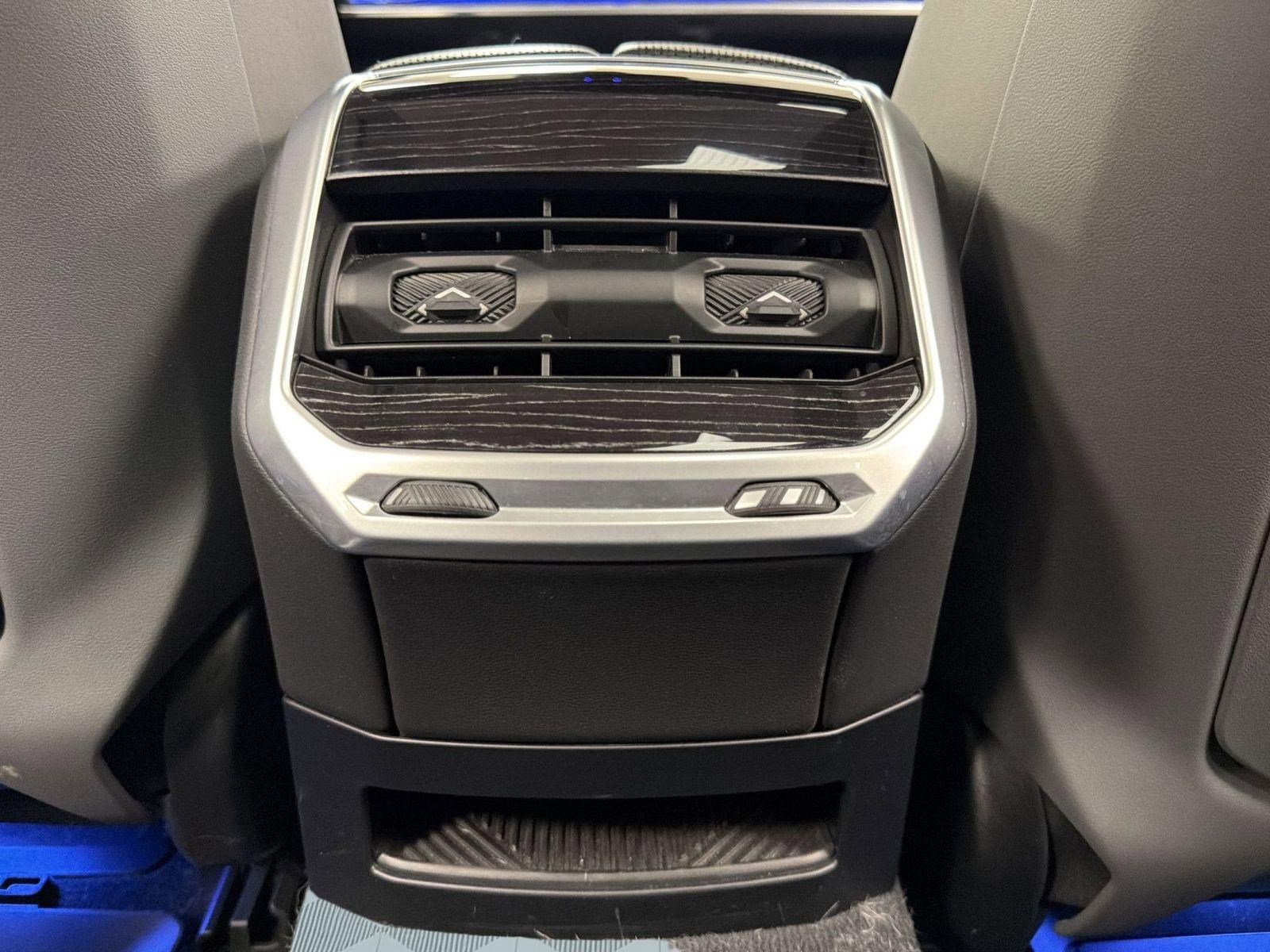 Used 2024 BMW i7 xDrive60 w/ Executive Package AWD/4WD image 32