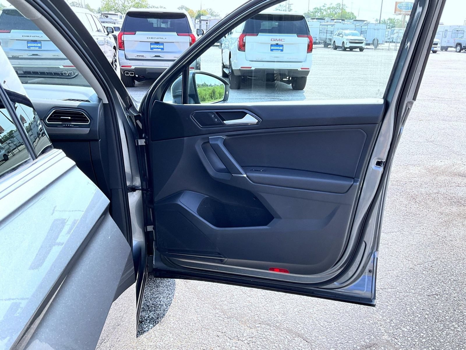 Used 2018 Volkswagen Tiguan SE w/ 3rd Row Seat Package AWD/4WD image 16