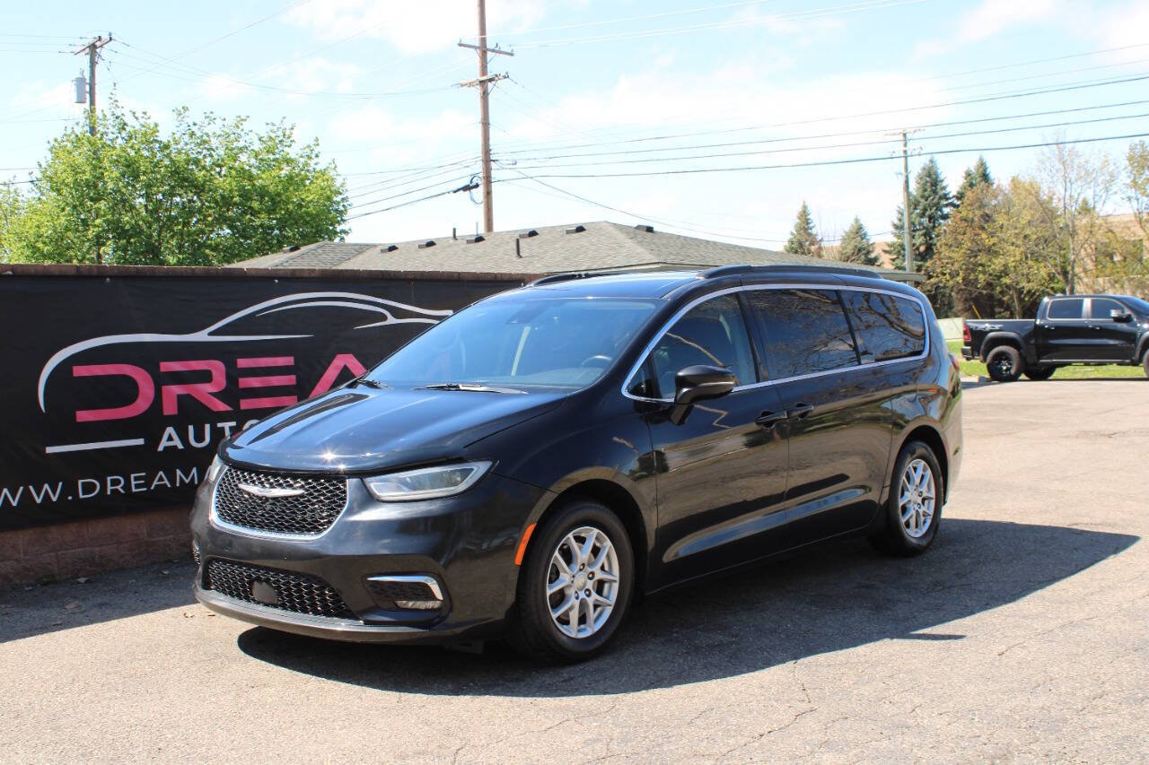 Used 2022 Chrysler Pacifica Touring-L FWD image 1