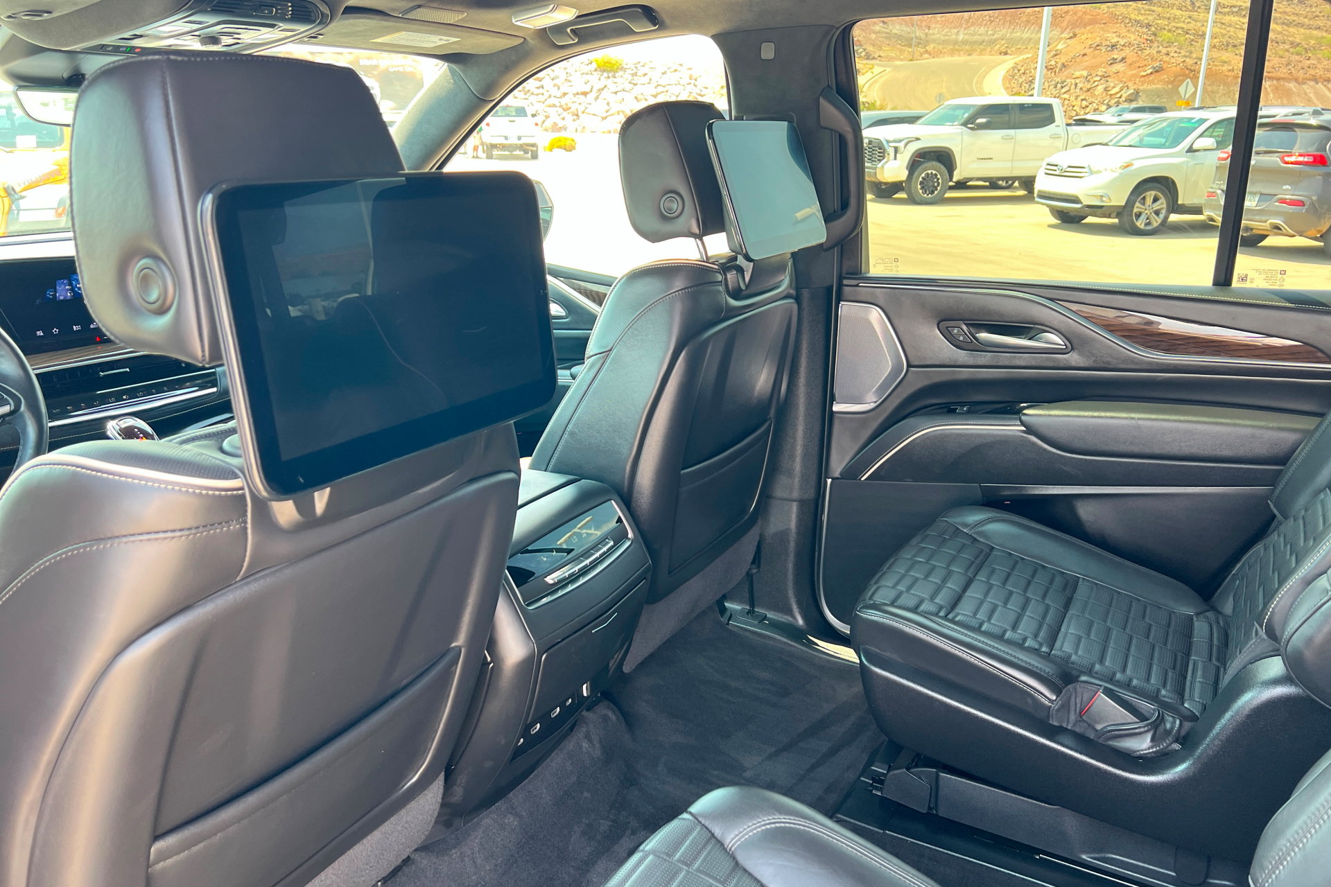 Used 2024 Cadillac Escalade Sport Platinum w/ LPO, ONYX Package AWD/4WD image 21