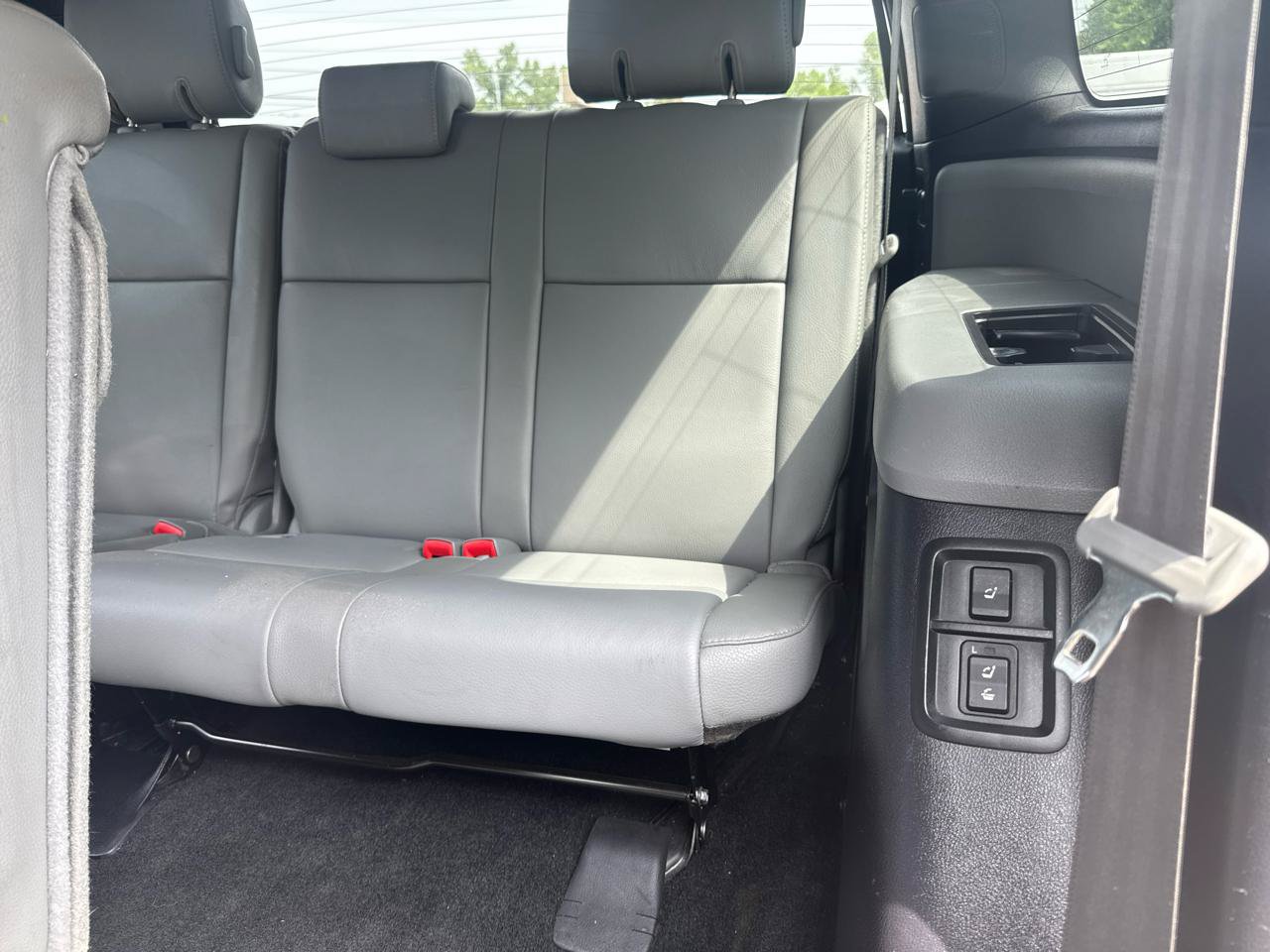 Used 2015 Toyota Sequoia SR5 w/ Premium Package AWD/4WD image 31