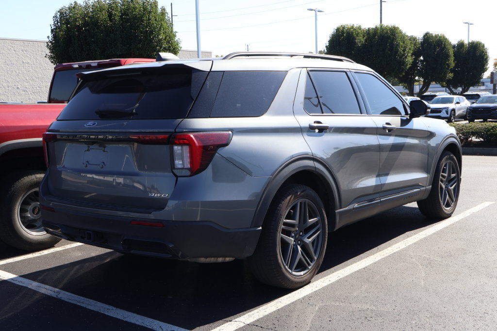 Used 2025 Ford Explorer ST-Line w/ ST-Line Street Pack AWD/4WD image 8