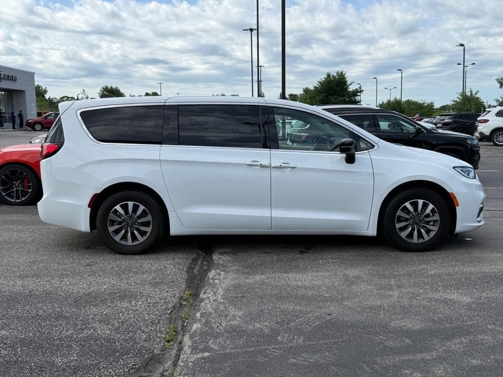 Used 2024 Chrysler Pacifica Limited FWD image 2