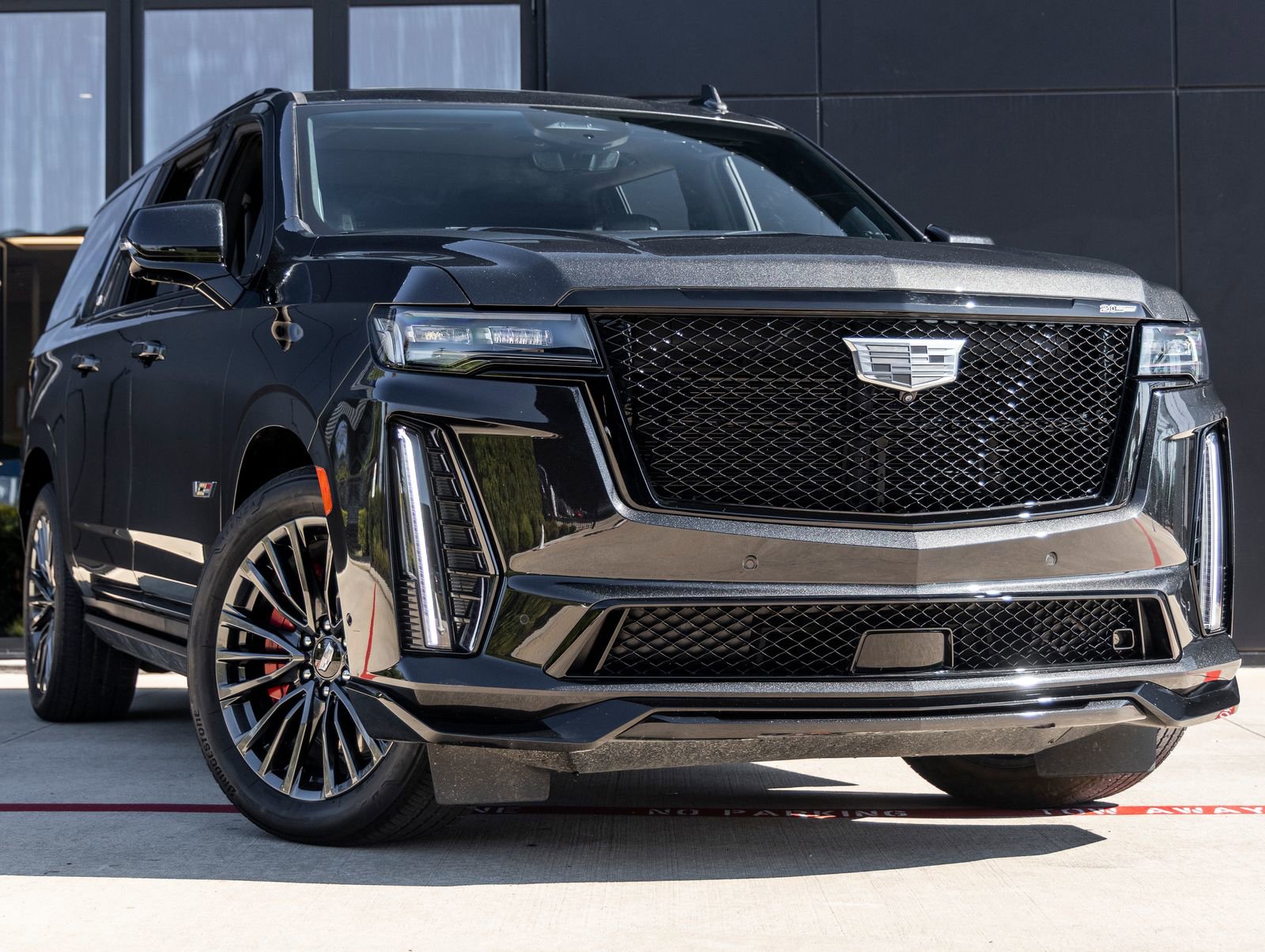 Used 2024 Cadillac Escalade ESV V AWD/4WD image 2