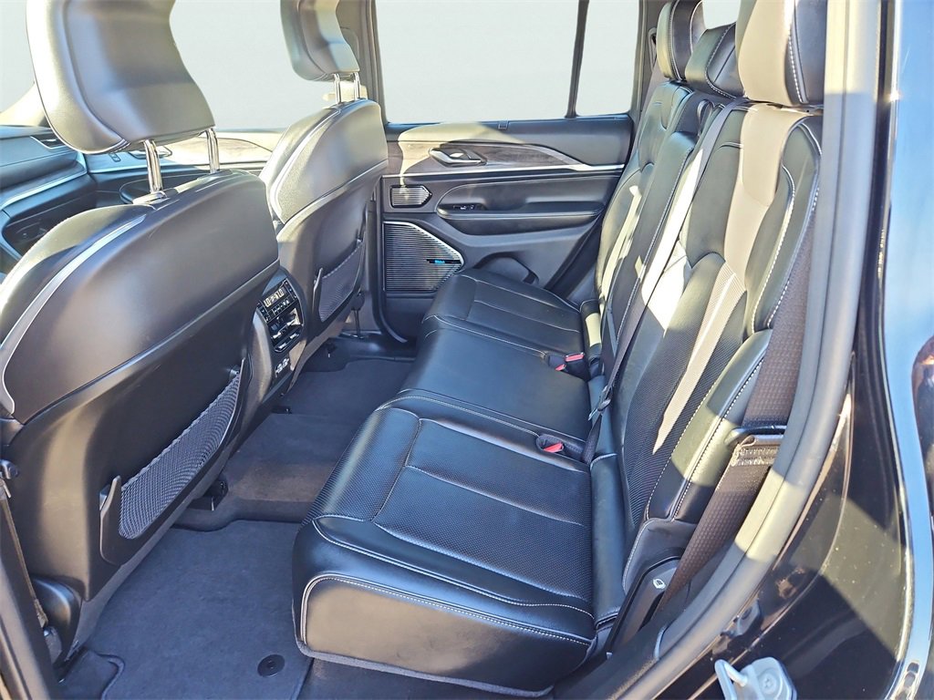 Used 2022 Jeep Grand Cherokee Overland w/ Luxury Tech Group IV image 37