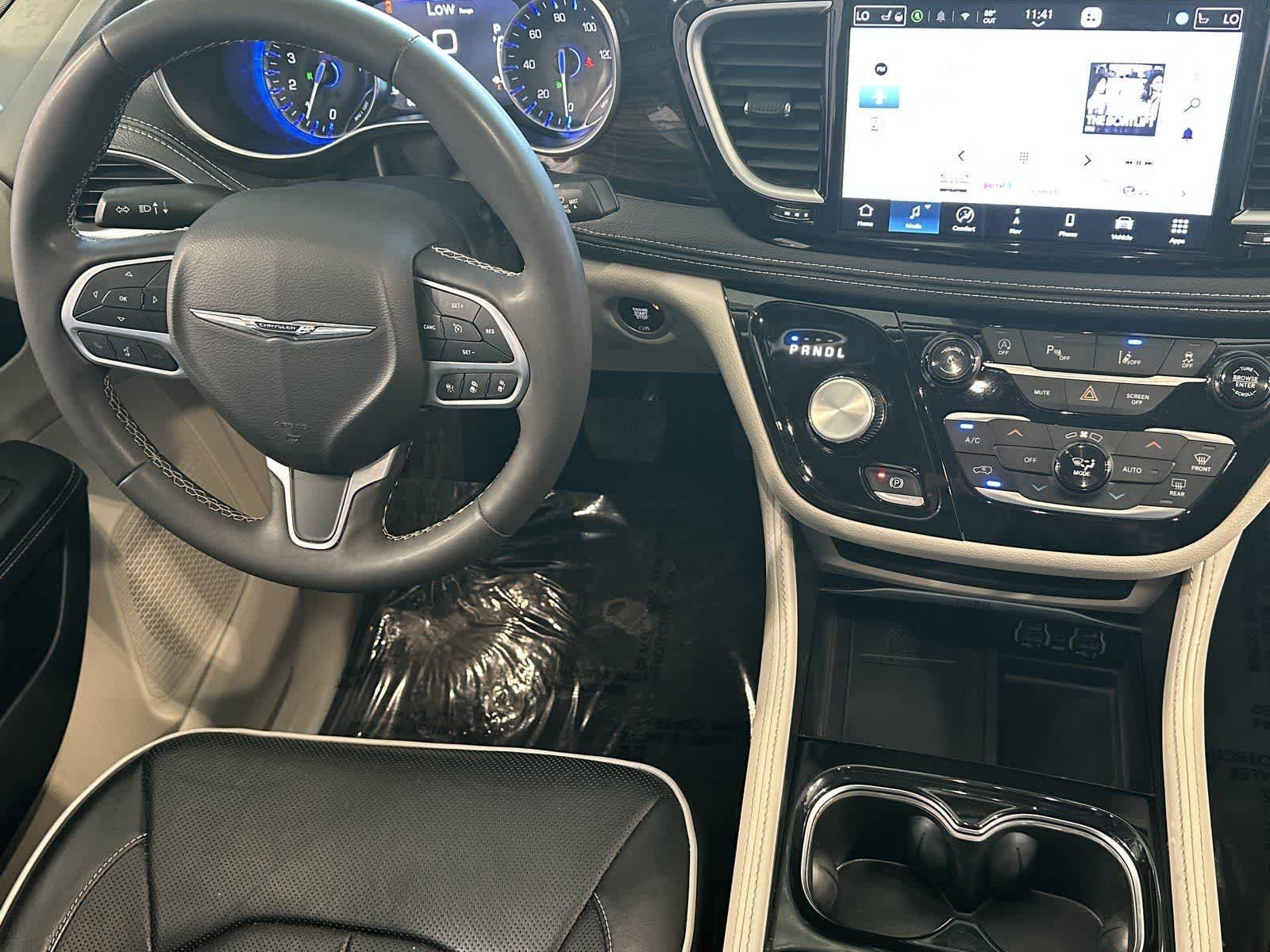 Used 2023 Chrysler Pacifica Limited FWD image 15