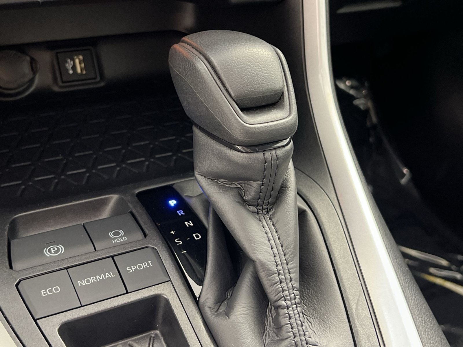Used 2025 Toyota RAV4 XLE FWD image 23