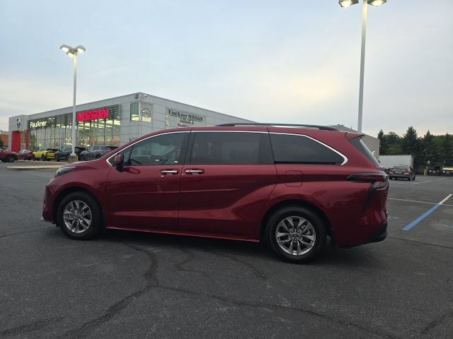 Used 2026 Toyota Sienna XLE FWD image 8