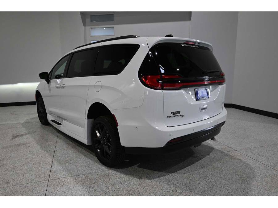 Used 2024 Chrysler Pacifica Touring-L w/ Uconnect Theater Family Group FWD image 8