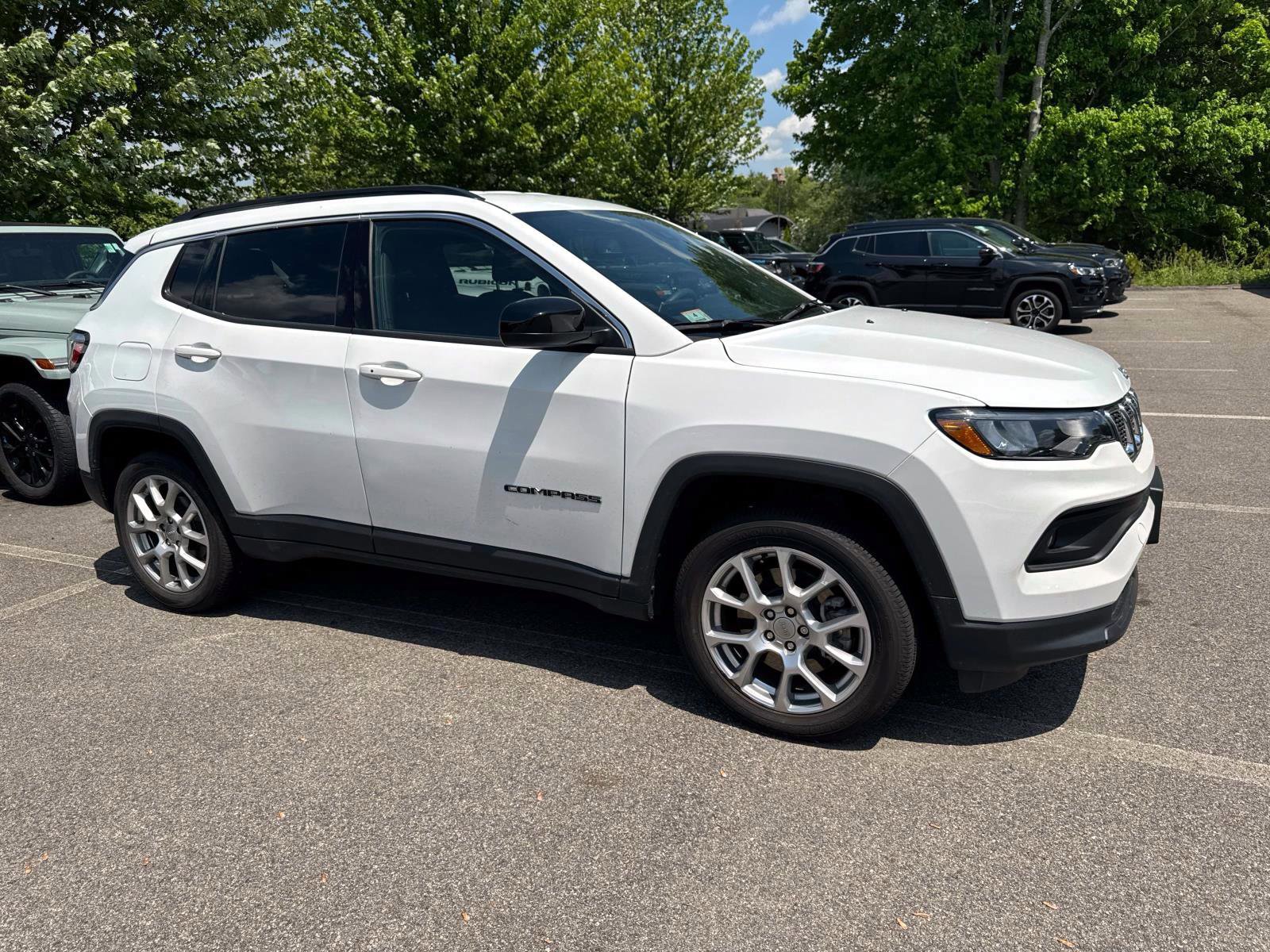 Used 2023 Jeep Compass Latitude AWD/4WD image 2