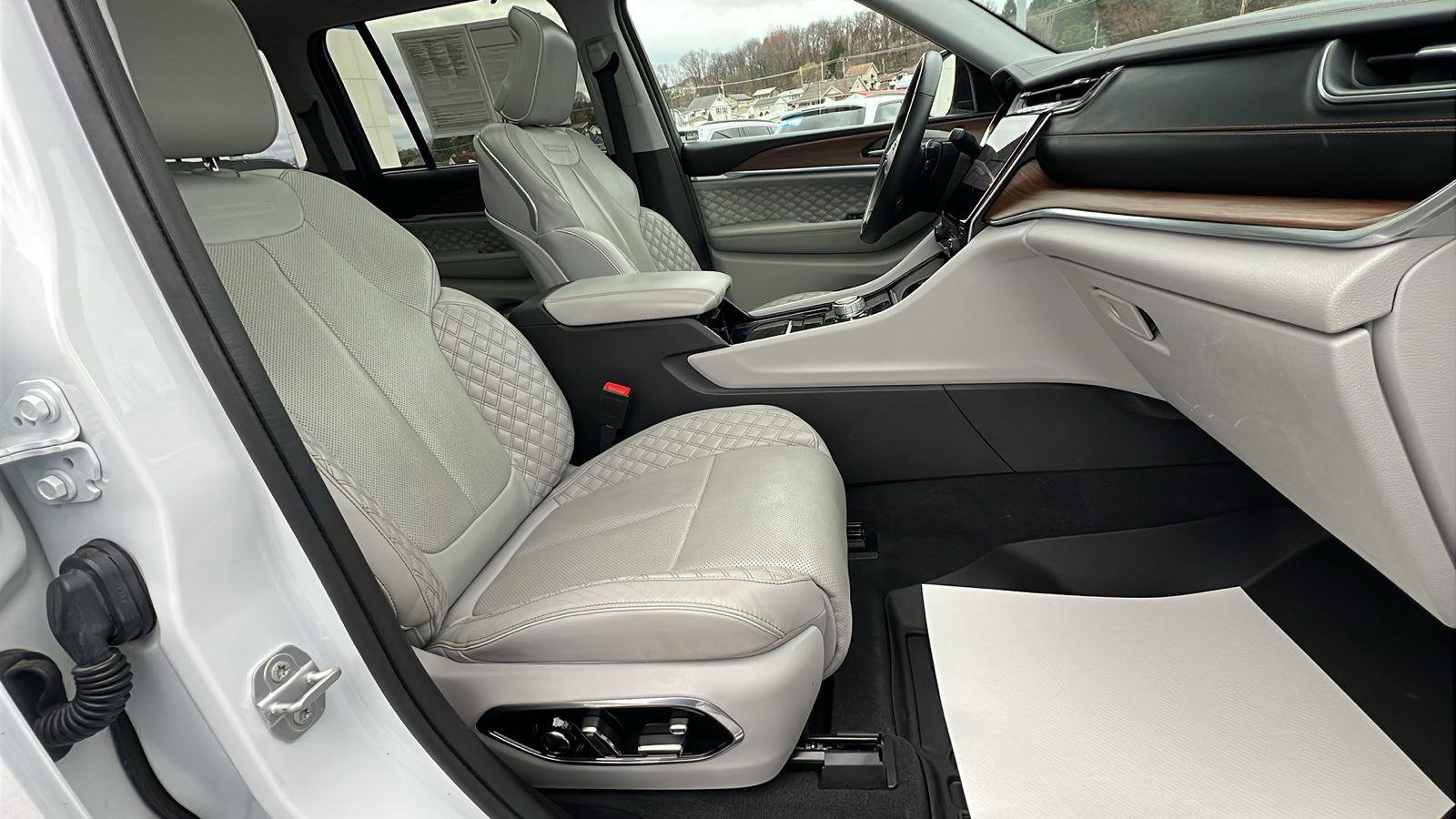 Used 2022 Jeep Grand Cherokee Summit w/ Adv Protech Group IV AWD/4WD image 13