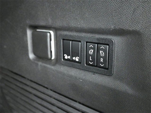 Used 2022 Chevrolet Suburban RST w/ Sport Performance Package image 39