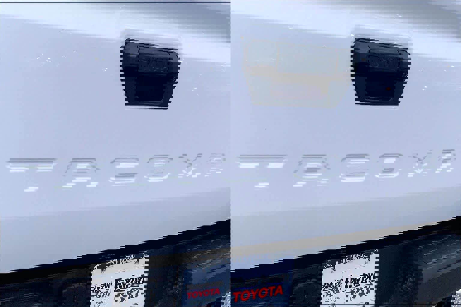 Used 2025 Toyota Tacoma SR image 9