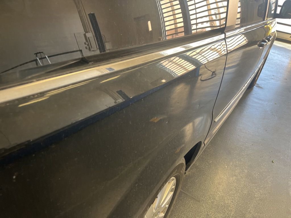 Used 2015 Chrysler Town & Country Touring FWD image 26