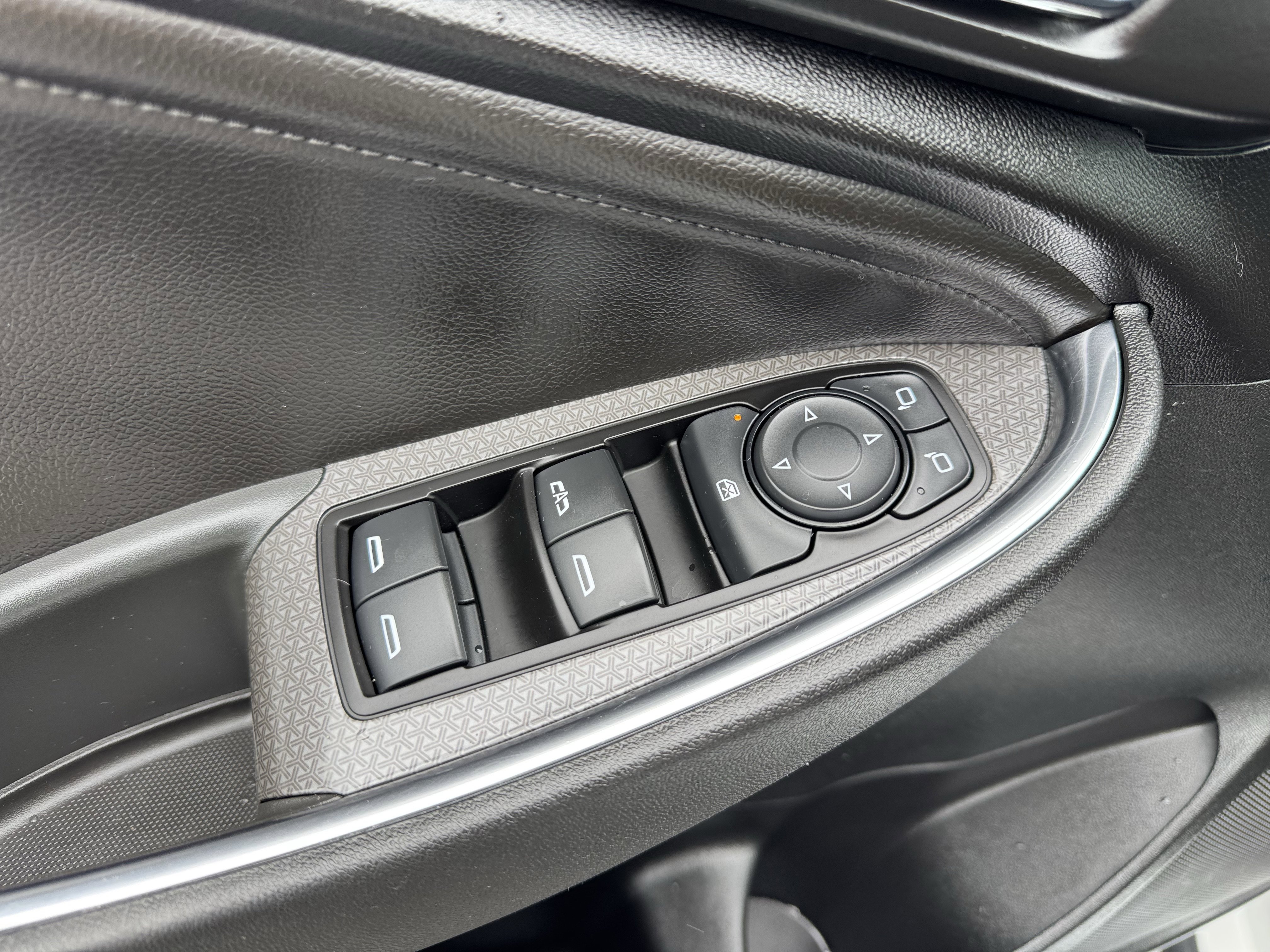 Used 2018 Chevrolet Malibu LT w/ Leather Package FWD image 11
