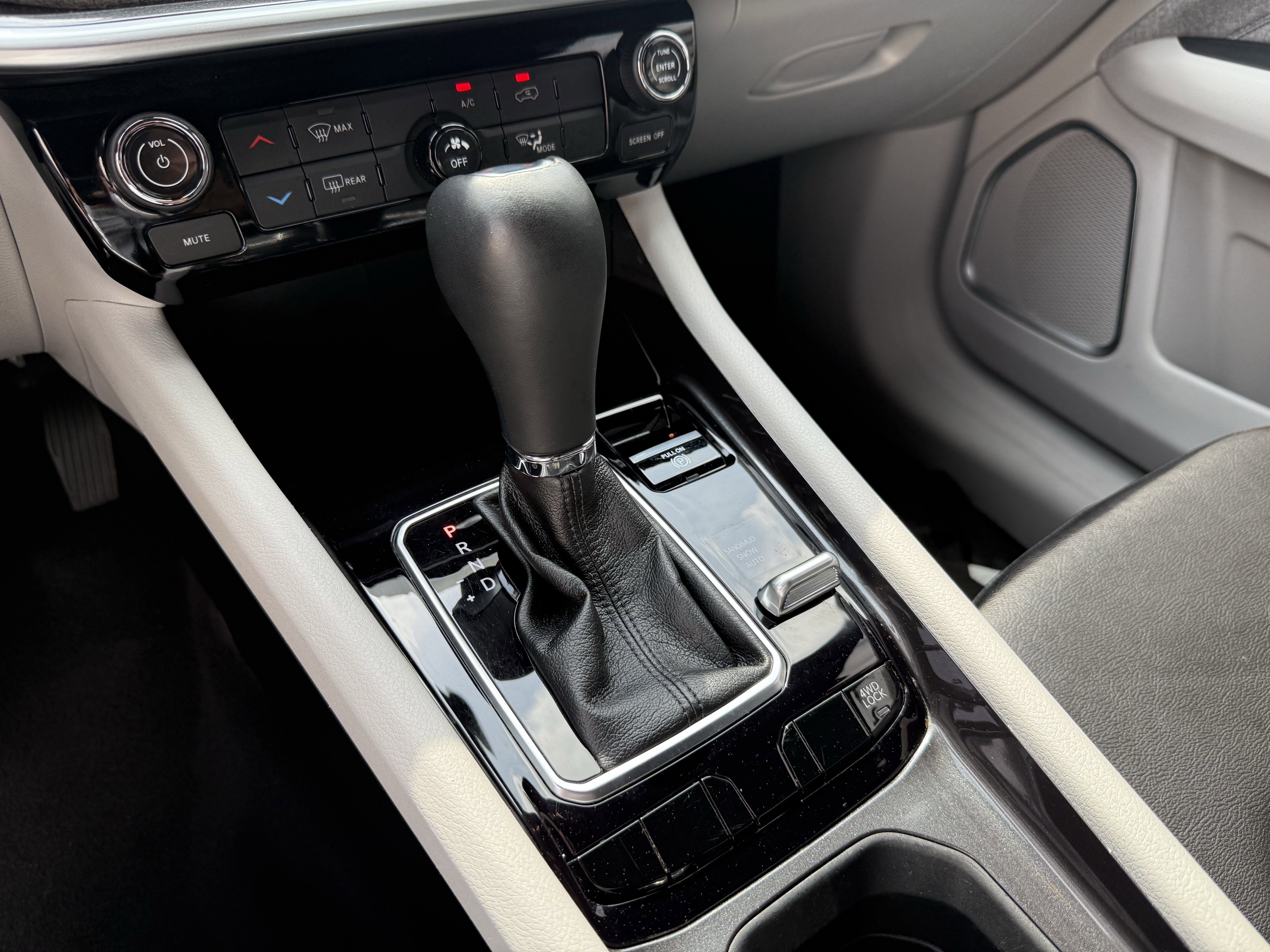 Used 2024 Jeep Compass Latitude image 23