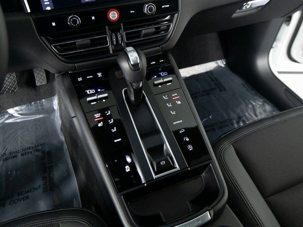 Certified 2025 Porsche Macan image 27