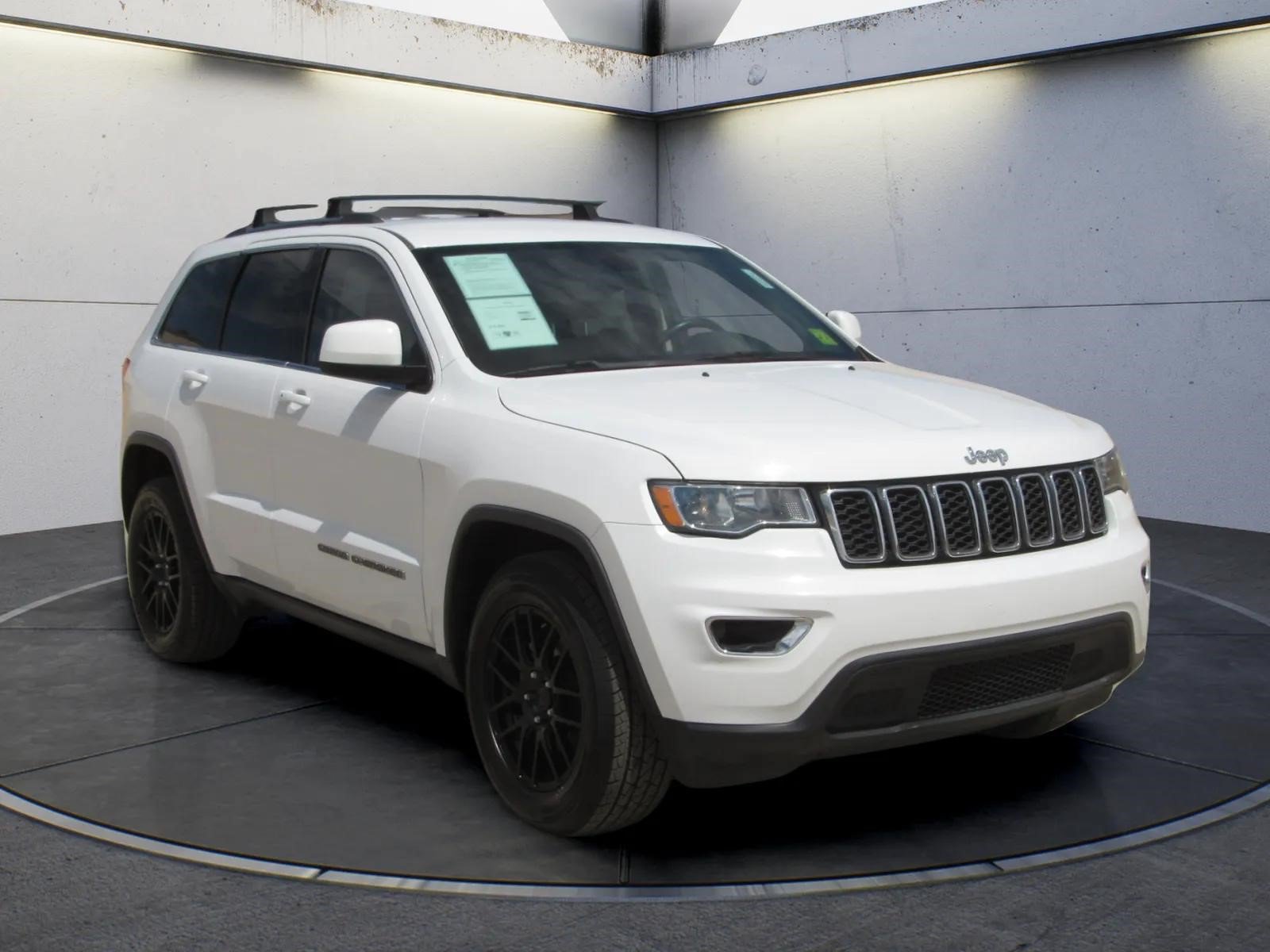 Used 2018 Jeep Grand Cherokee Laredo RWD image 2