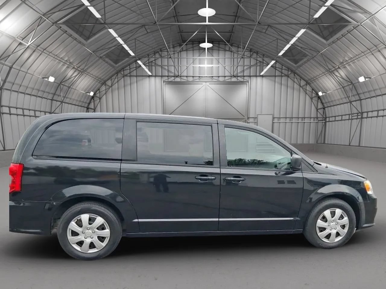 Used 2018 Dodge Grand Caravan SE w/ UConnect Hands-Free Group FWD image 8