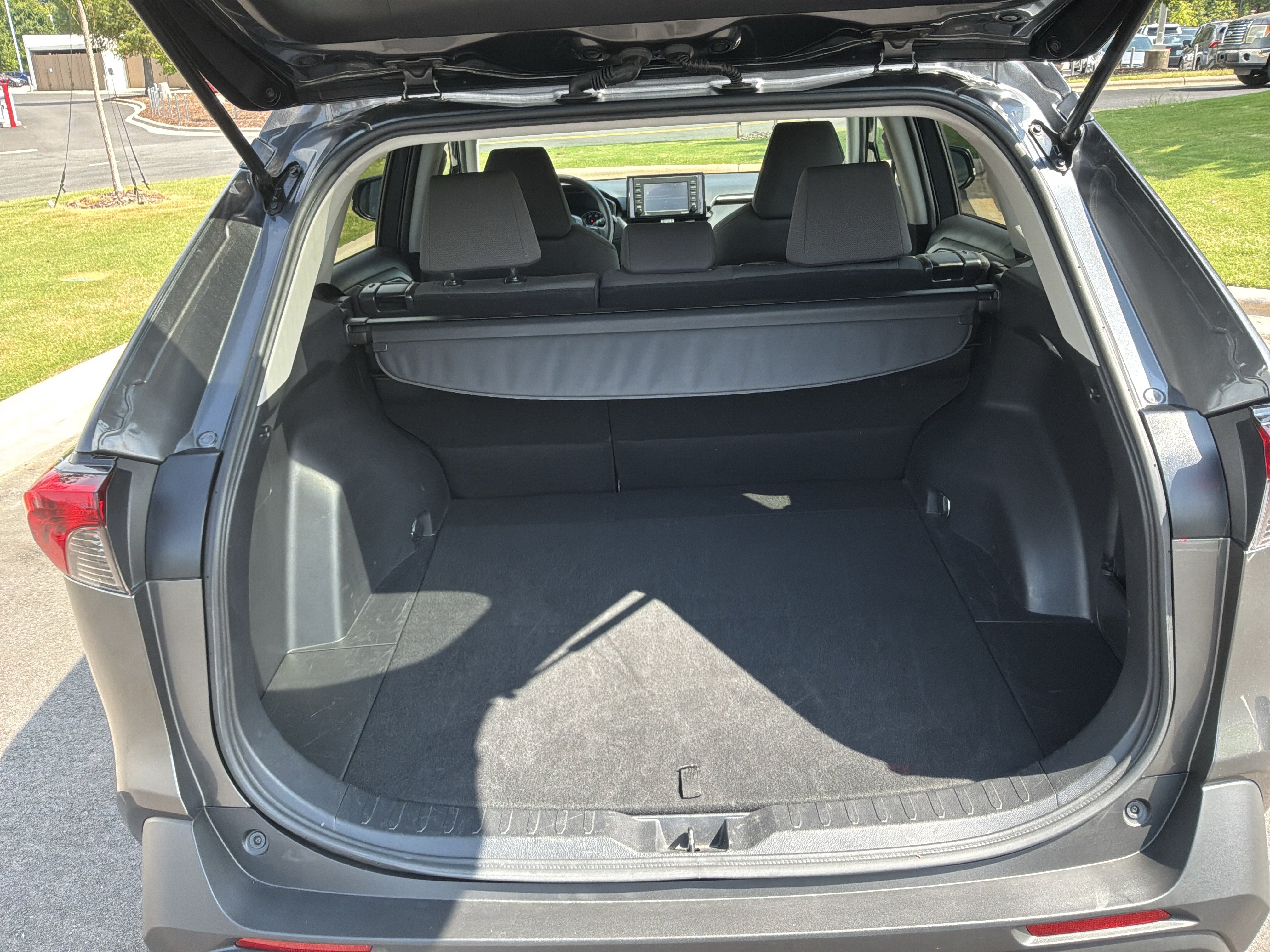 Used 2021 Toyota RAV4 XLE AWD/4WD image 31