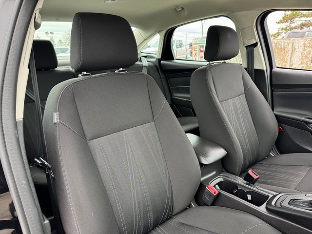Used 2018 Ford Focus SE w/ SE Appearance Package image 19