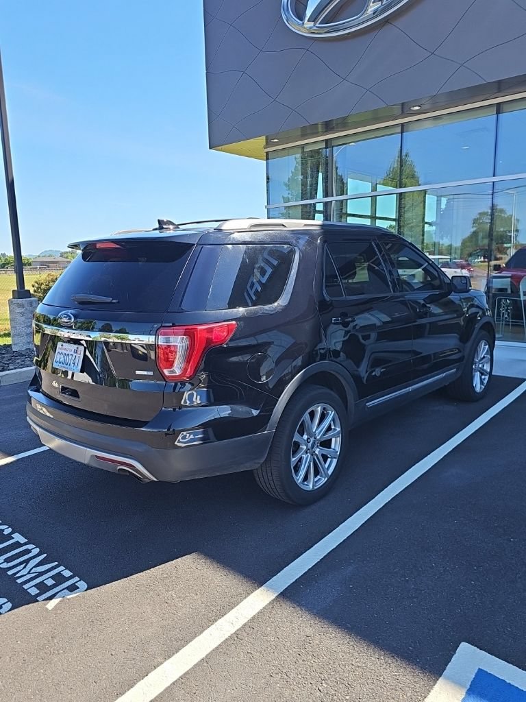 Used 2017 Ford Explorer XLT w/ Class II Trailer Tow Package AWD/4WD image 5