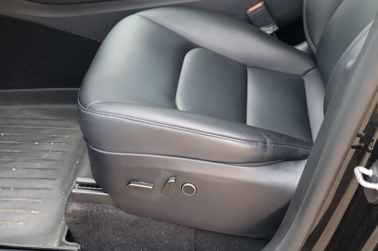 Used 2025 Tesla Model Y Long Range RWD image 12