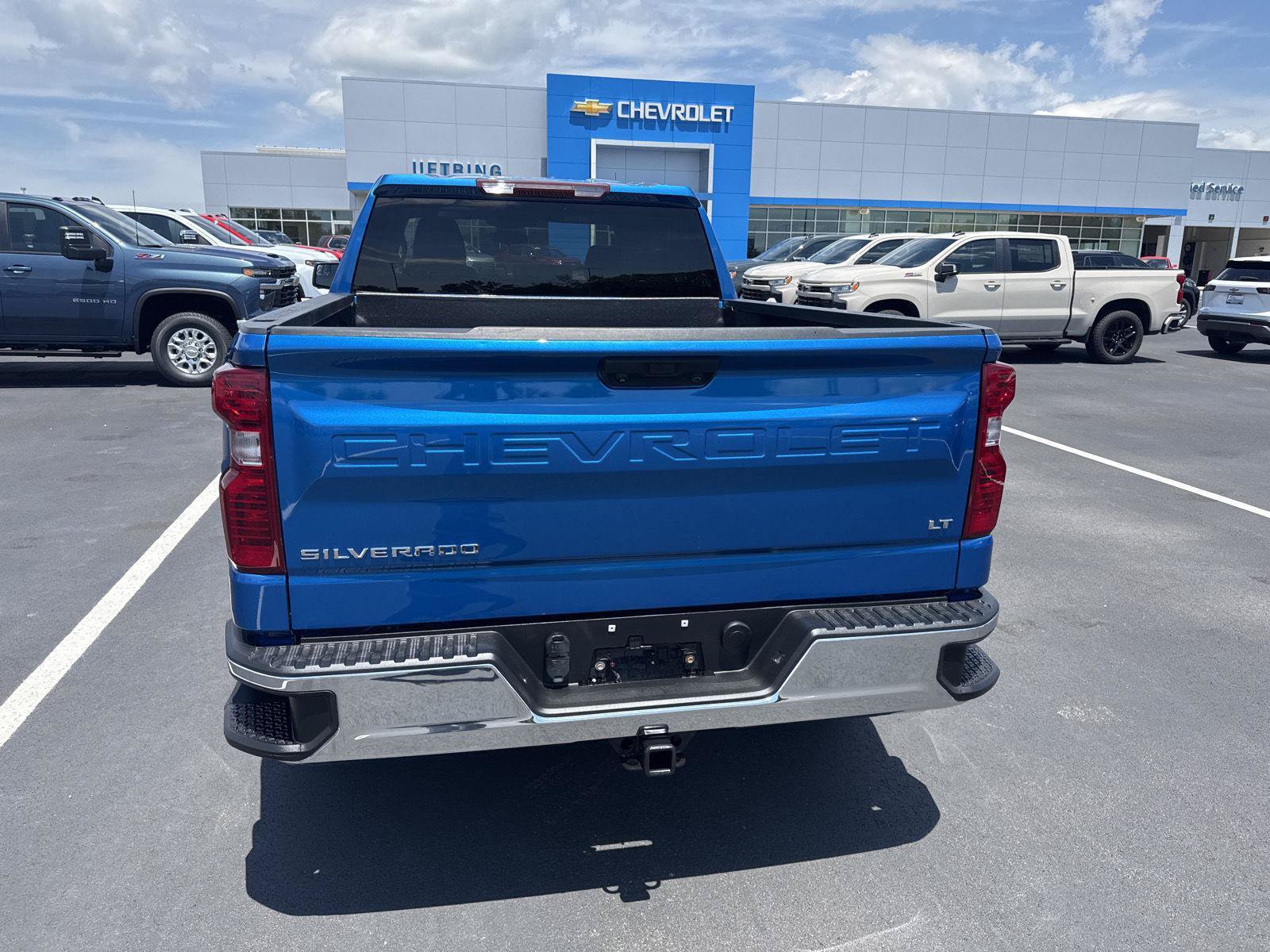 Used 2022 Chevrolet Silverado 1500 LT AWD/4WD image 3