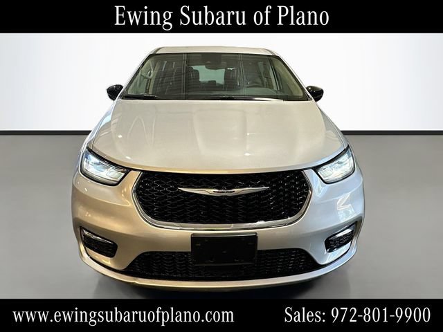 Used 2024 Chrysler Pacifica Limited FWD image 2