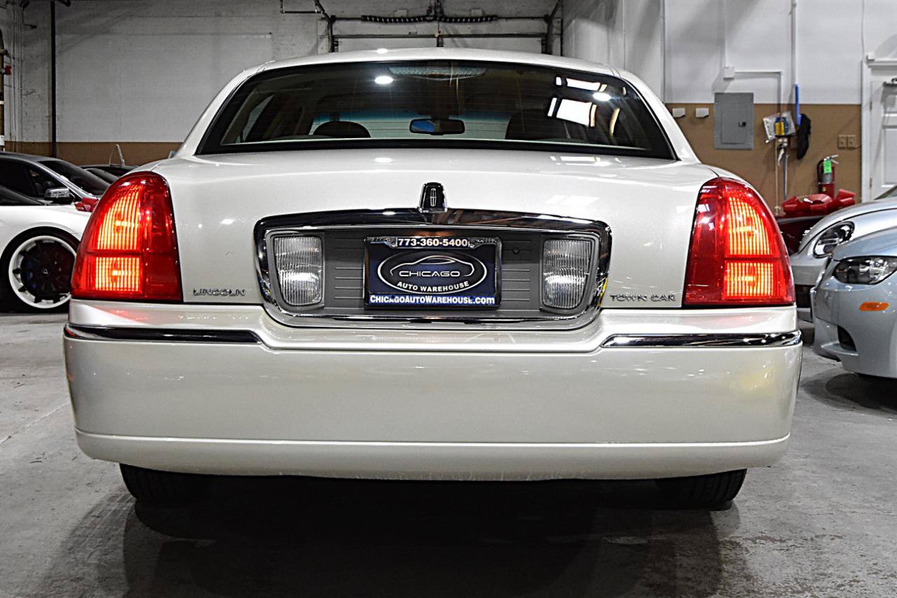 Used 2006 Lincoln Town Car Signature RWD image 6