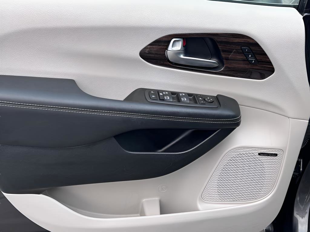 Used 2022 Chrysler Pacifica Limited FWD image 28