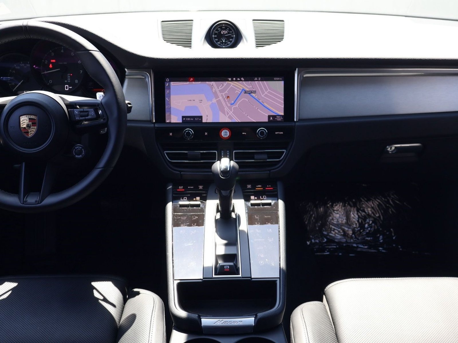 Certified 2026 Porsche Macan AWD/4WD image 19