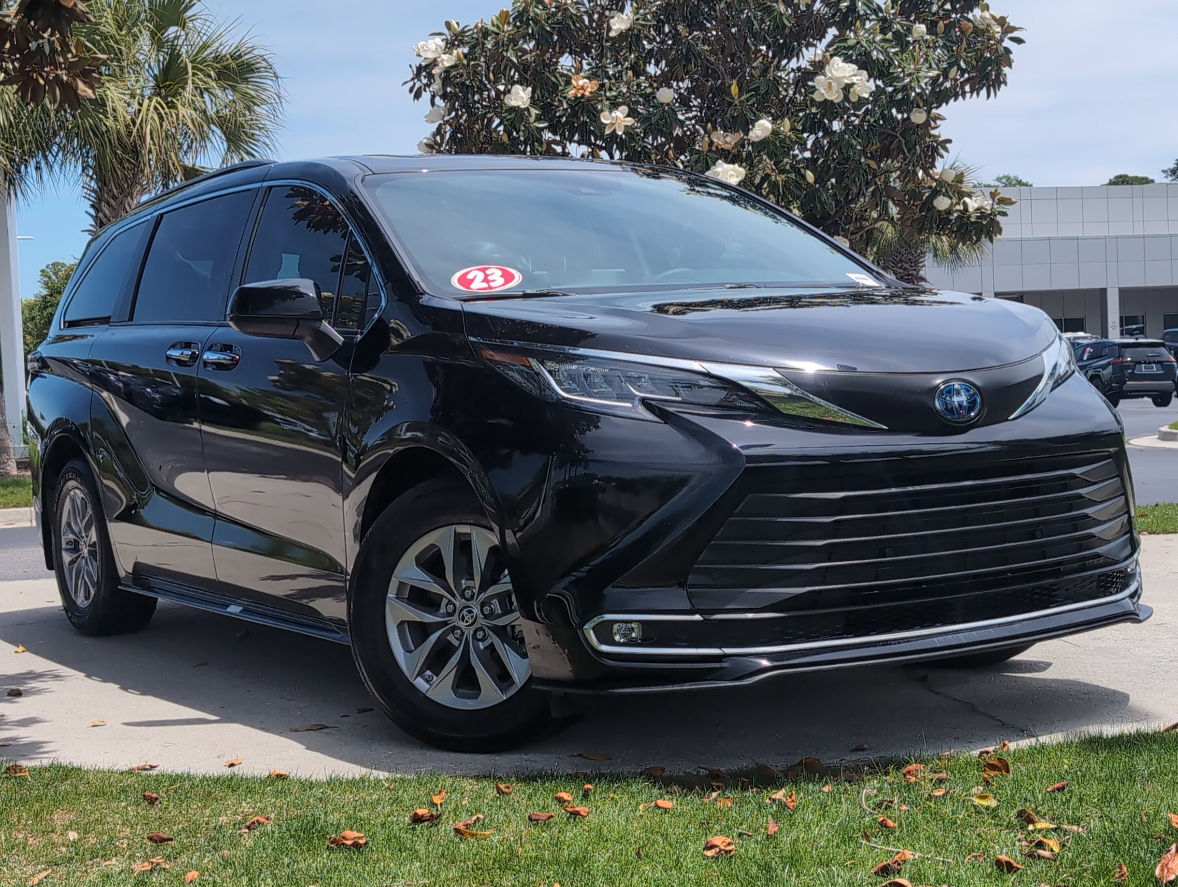 Certified 2023 Toyota Sienna XLE FWD image 2