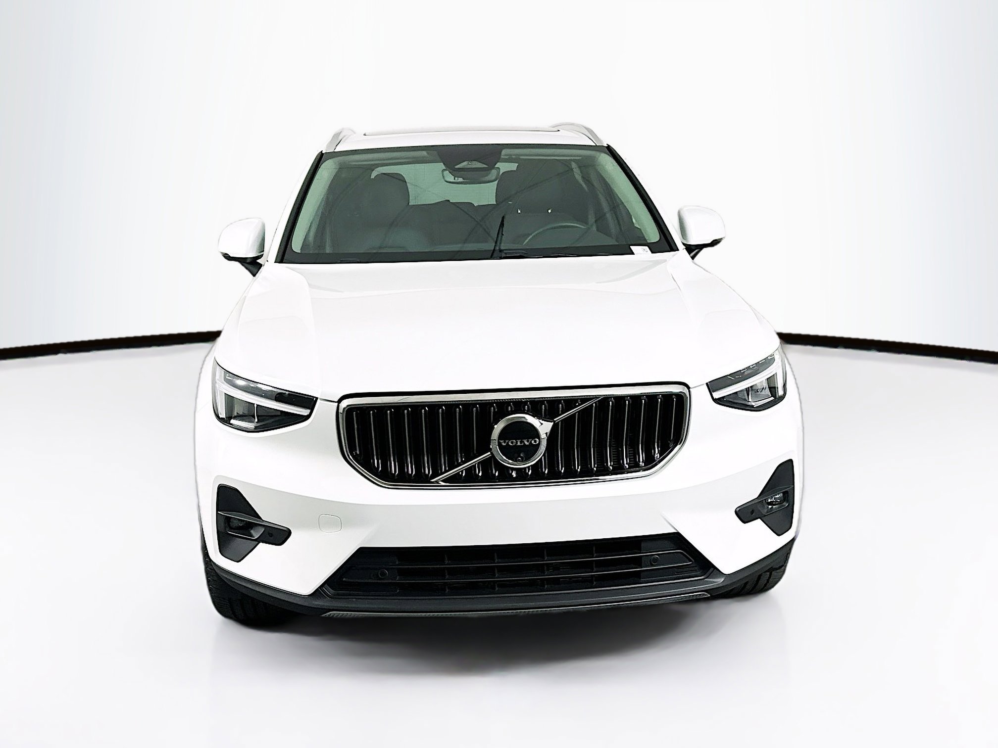 Used 2025 Volvo XC40 B5 Plus AWD/4WD image 2