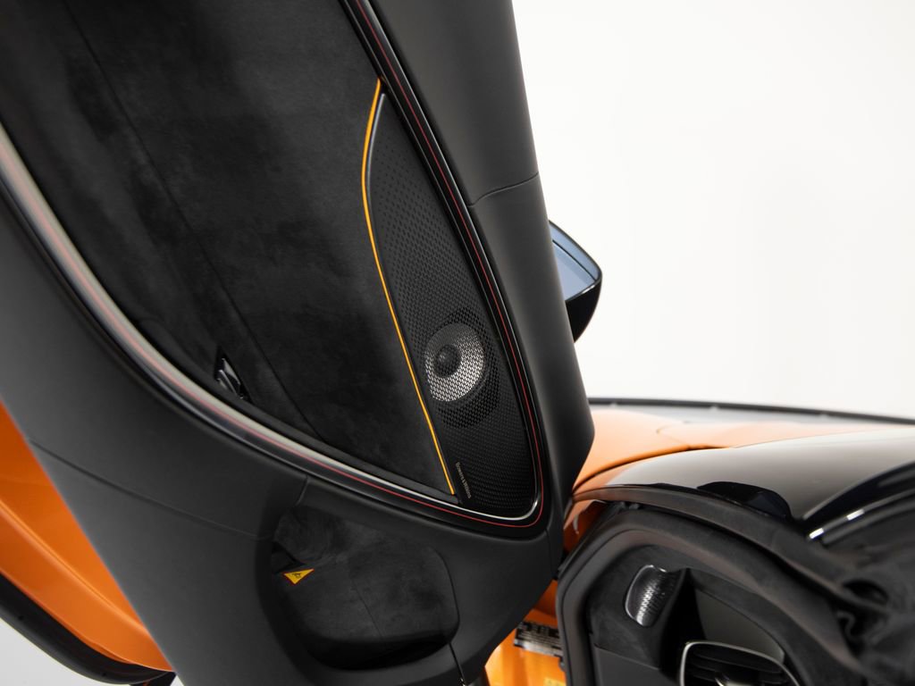Used 2025 McLaren Artura Spider image 13
