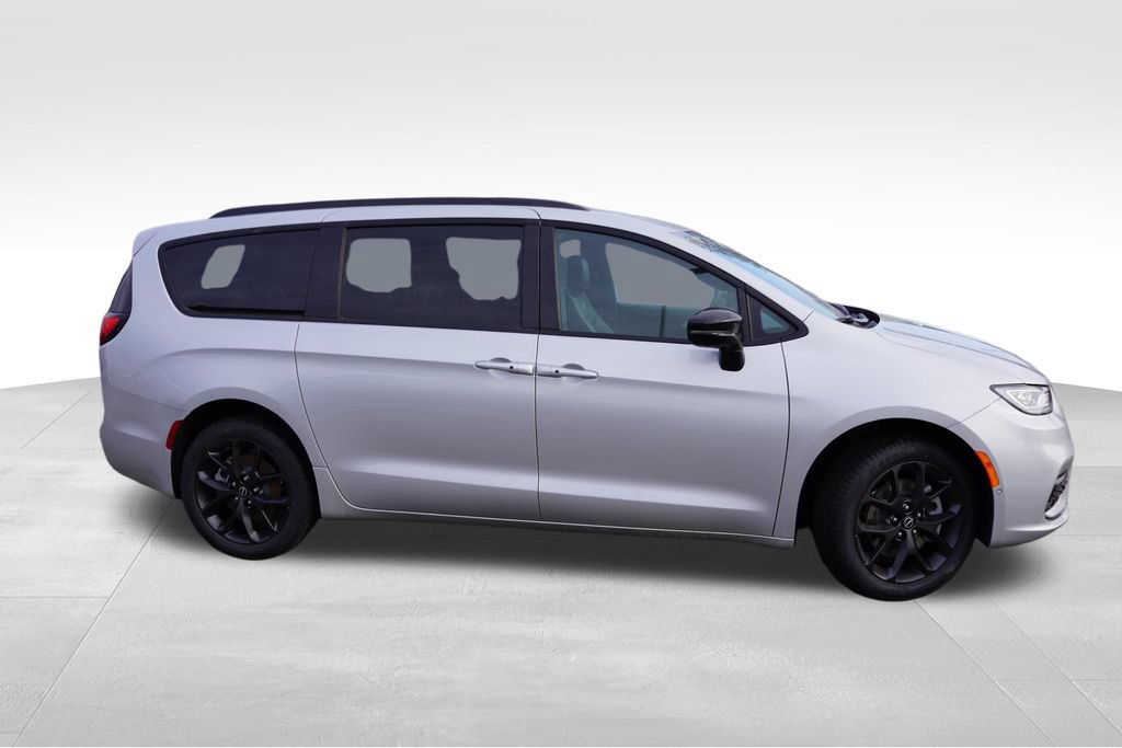 New 2026 Chrysler Pacifica Limited w/ S Appearance Package AWD/4WD image 3