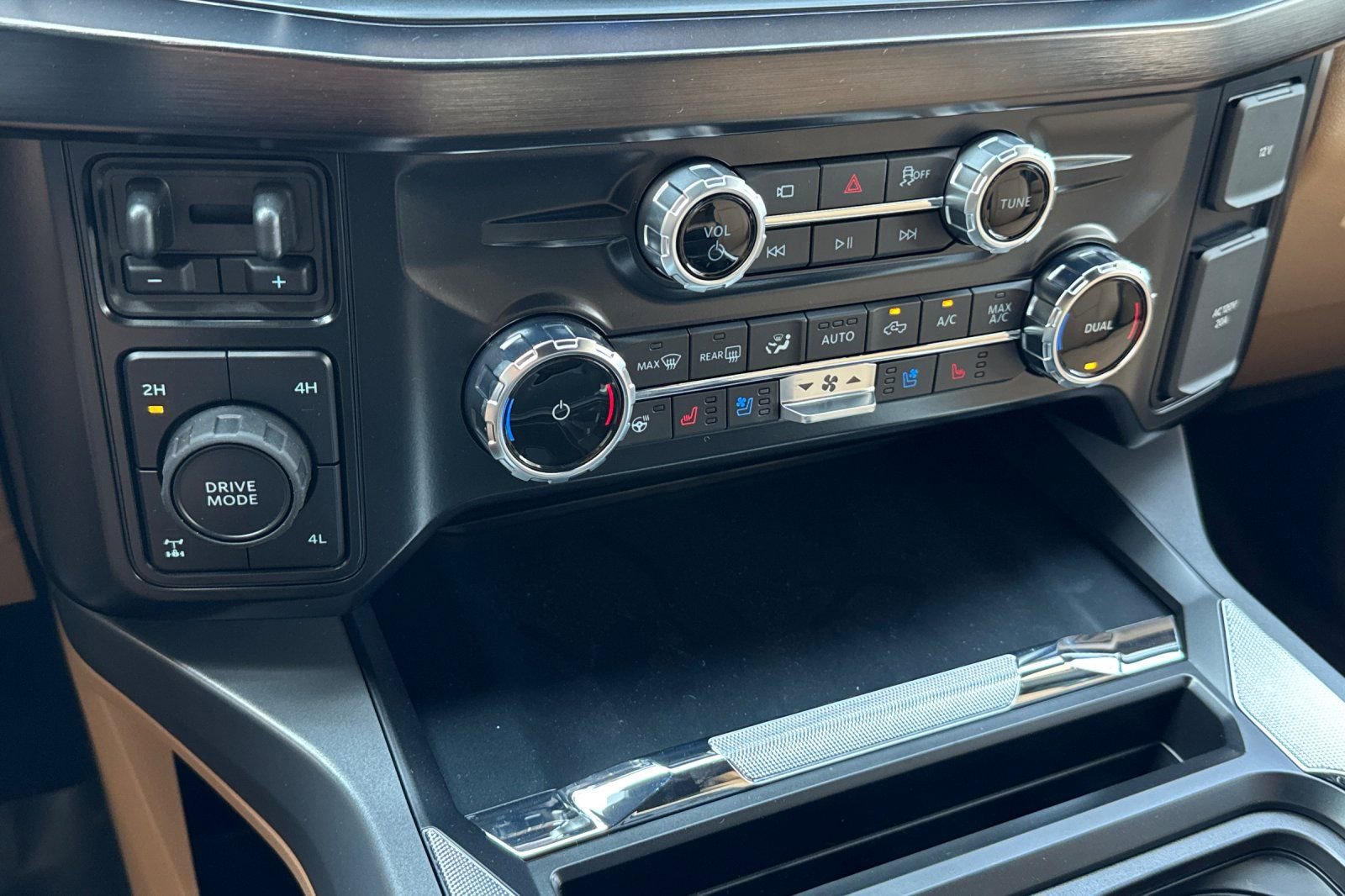 New 2025 Ford F250 Lariat w/ Chrome Package image 19