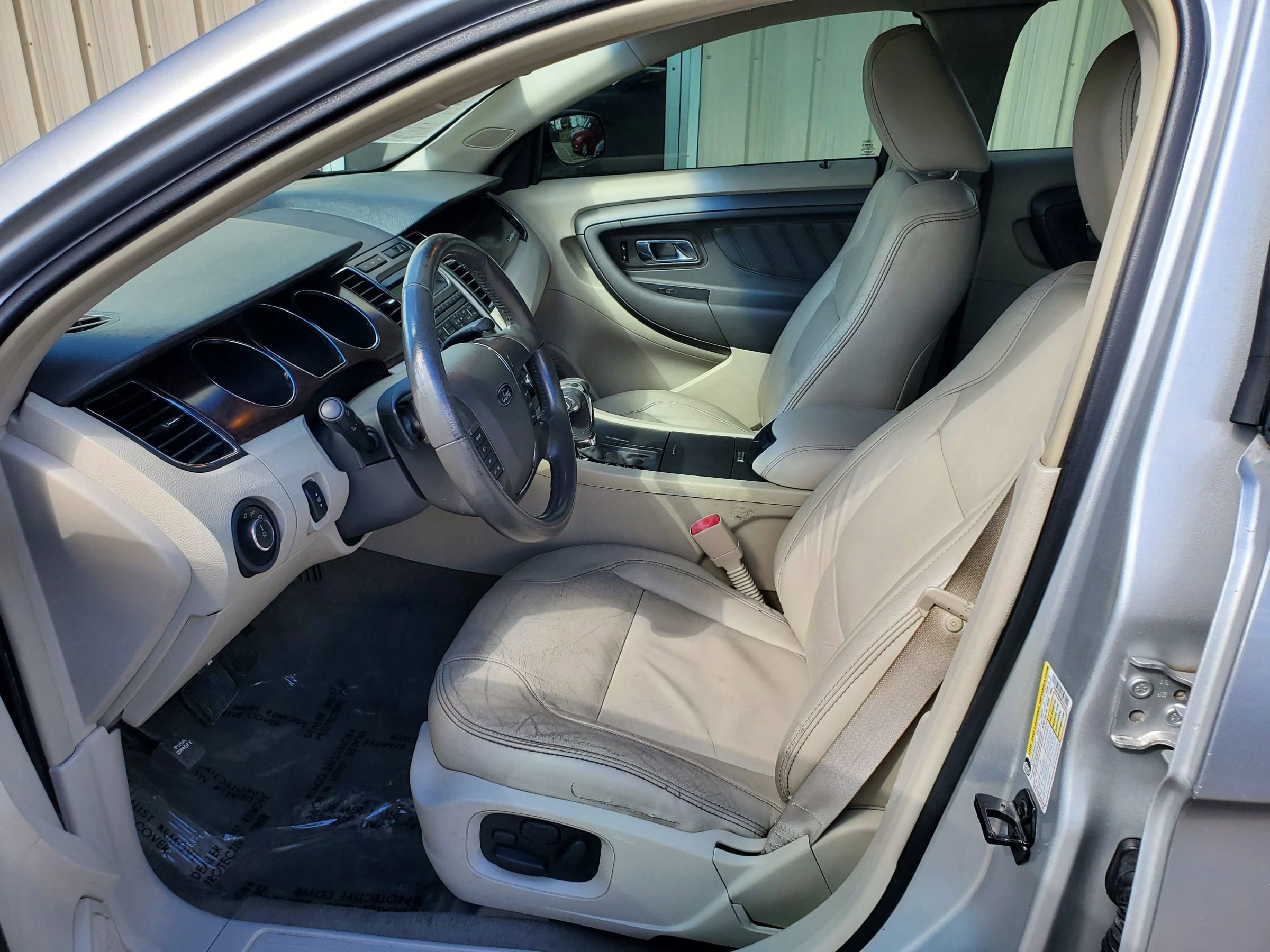 Used 2010 Ford Taurus SEL image 18