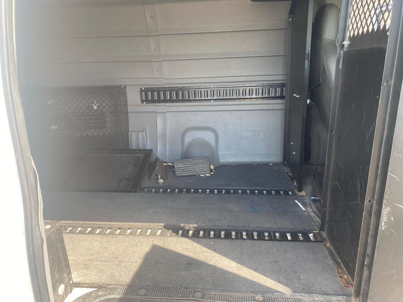 Used 2011 Ford E-350 and Econoline 350 Extended Super Duty image 16