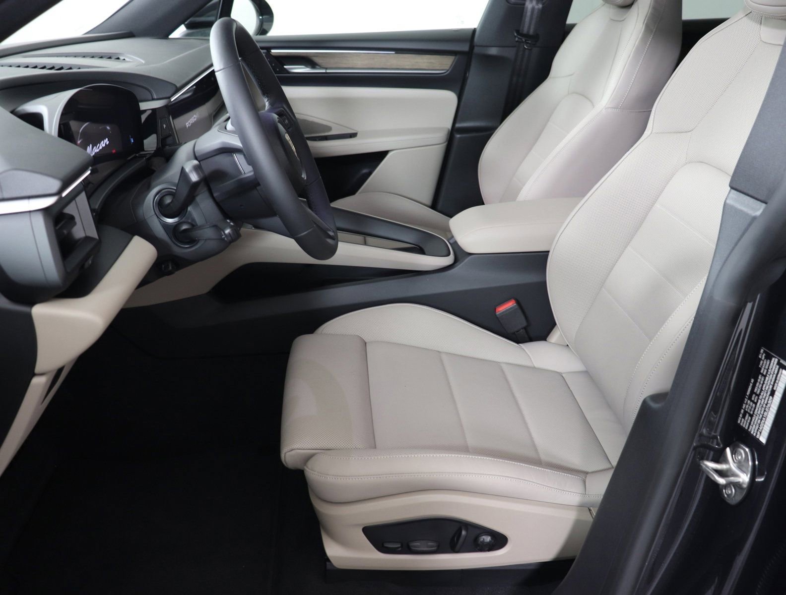 Certified 2025 Porsche Macan Electric RWD image 7