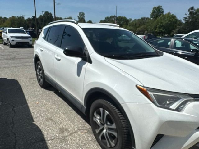 Used 2018 Toyota RAV4 LE AWD/4WD image 2