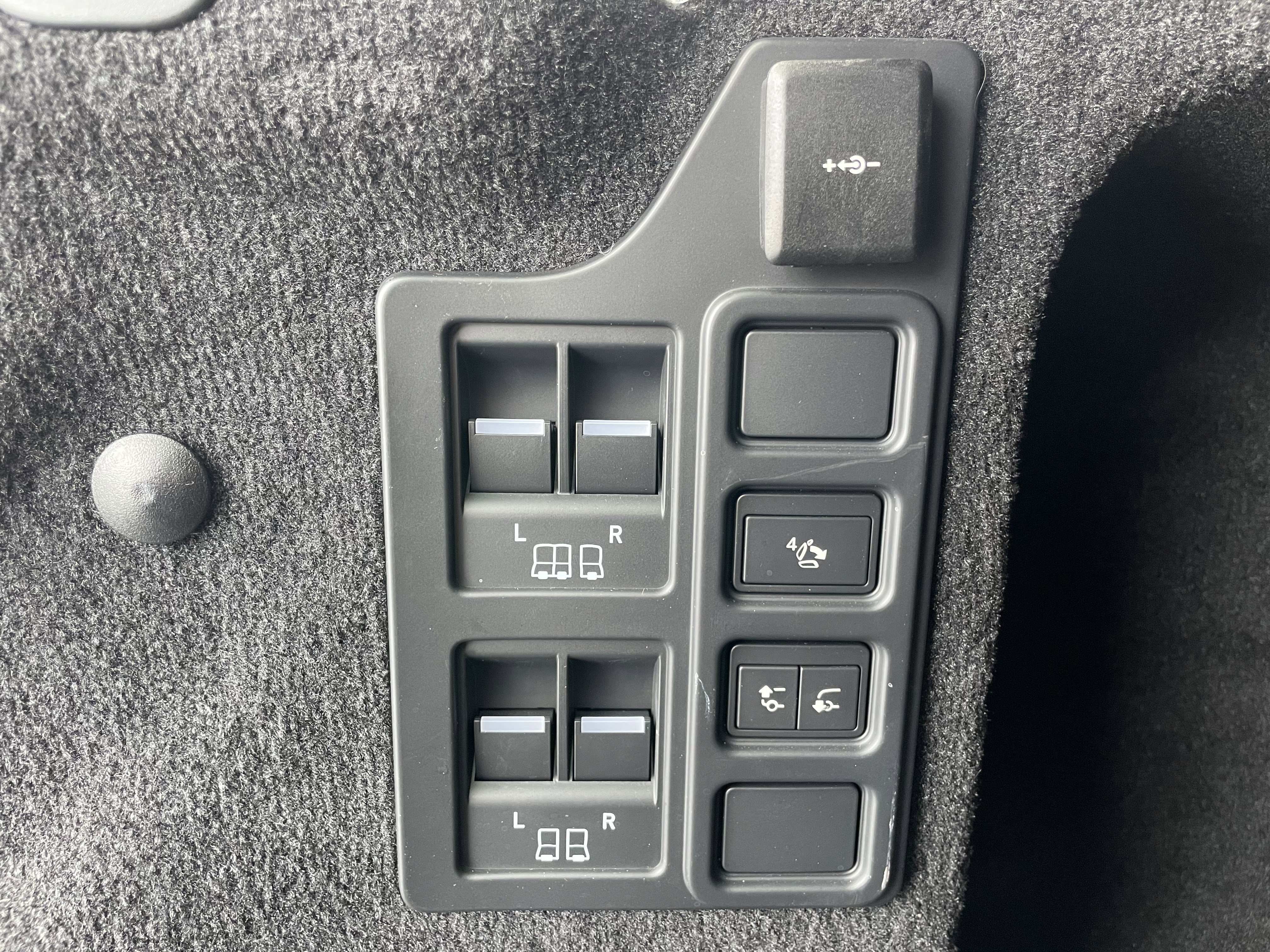 Certified 2024 Land Rover Discovery Dynamic SE image 40