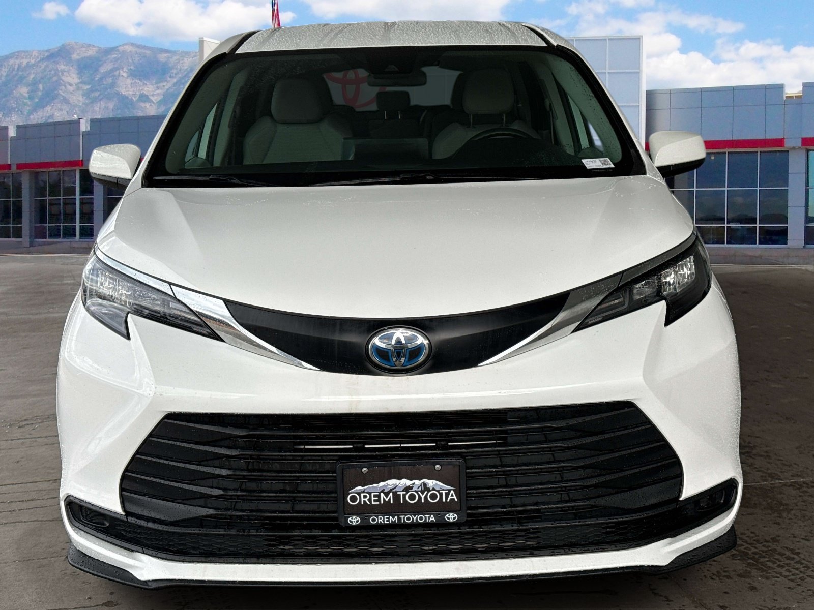 Used 2024 Toyota Sienna LE AWD/4WD image 2