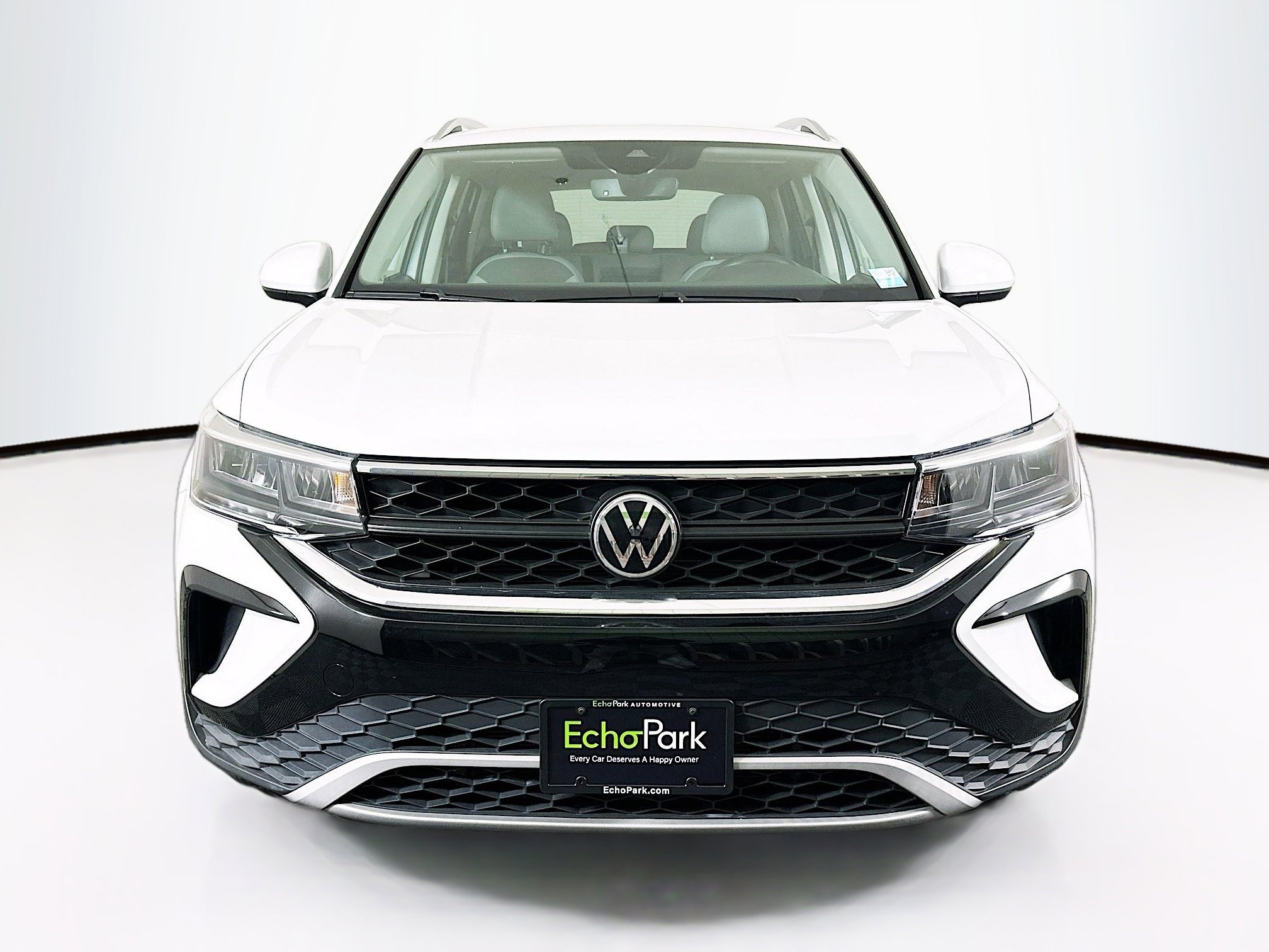 Used 2022 Volkswagen Taos SE FWD image 2