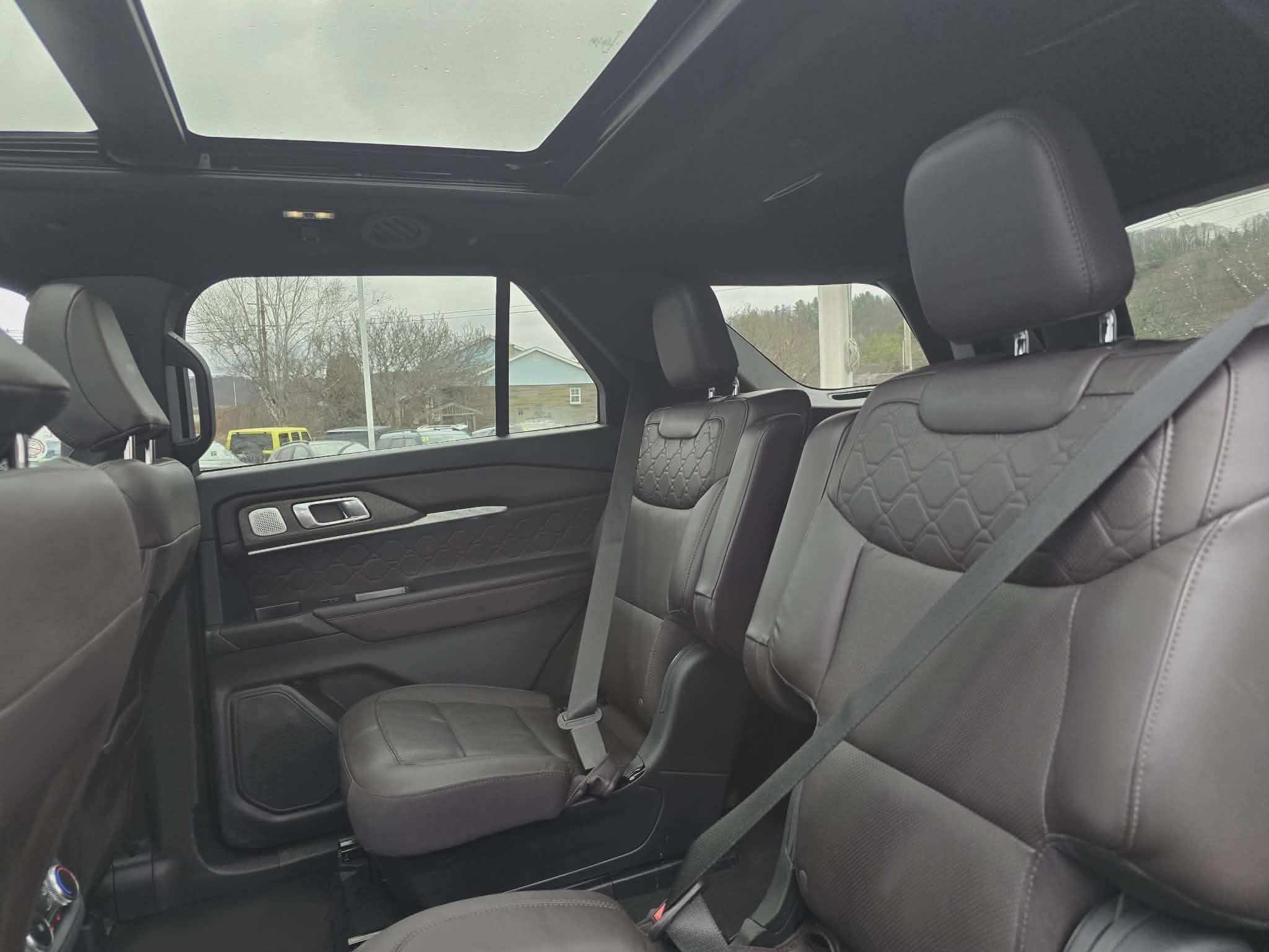 Certified 2025 Ford Explorer Platinum w/ LUX Leather Package image 12