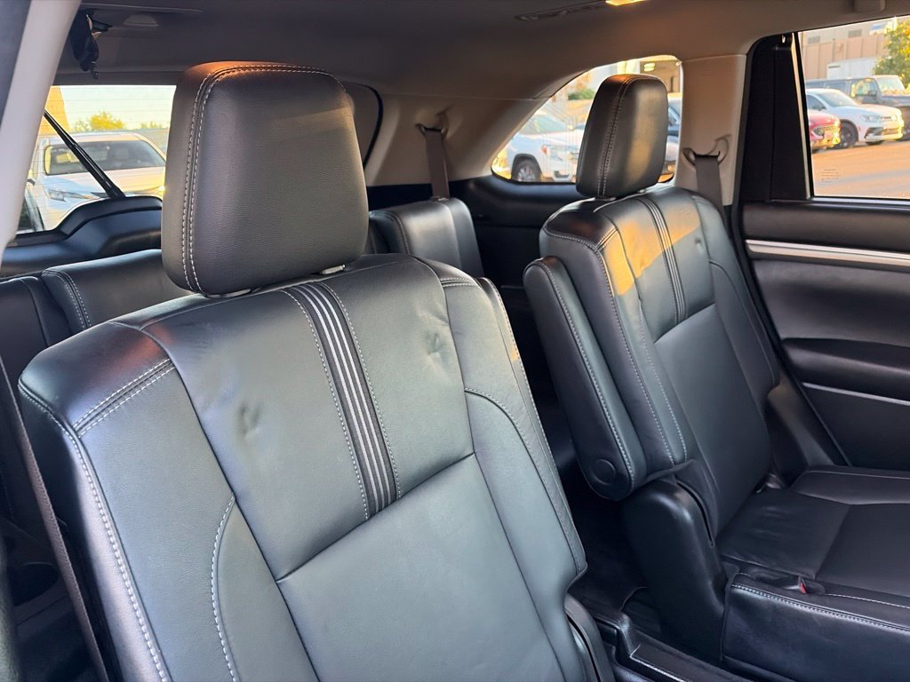 Used 2018 Toyota Highlander SE w/ Carpet Mat Package (TMS) AWD/4WD image 18